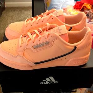 Big kids 5 1/2 adidas only worn once !